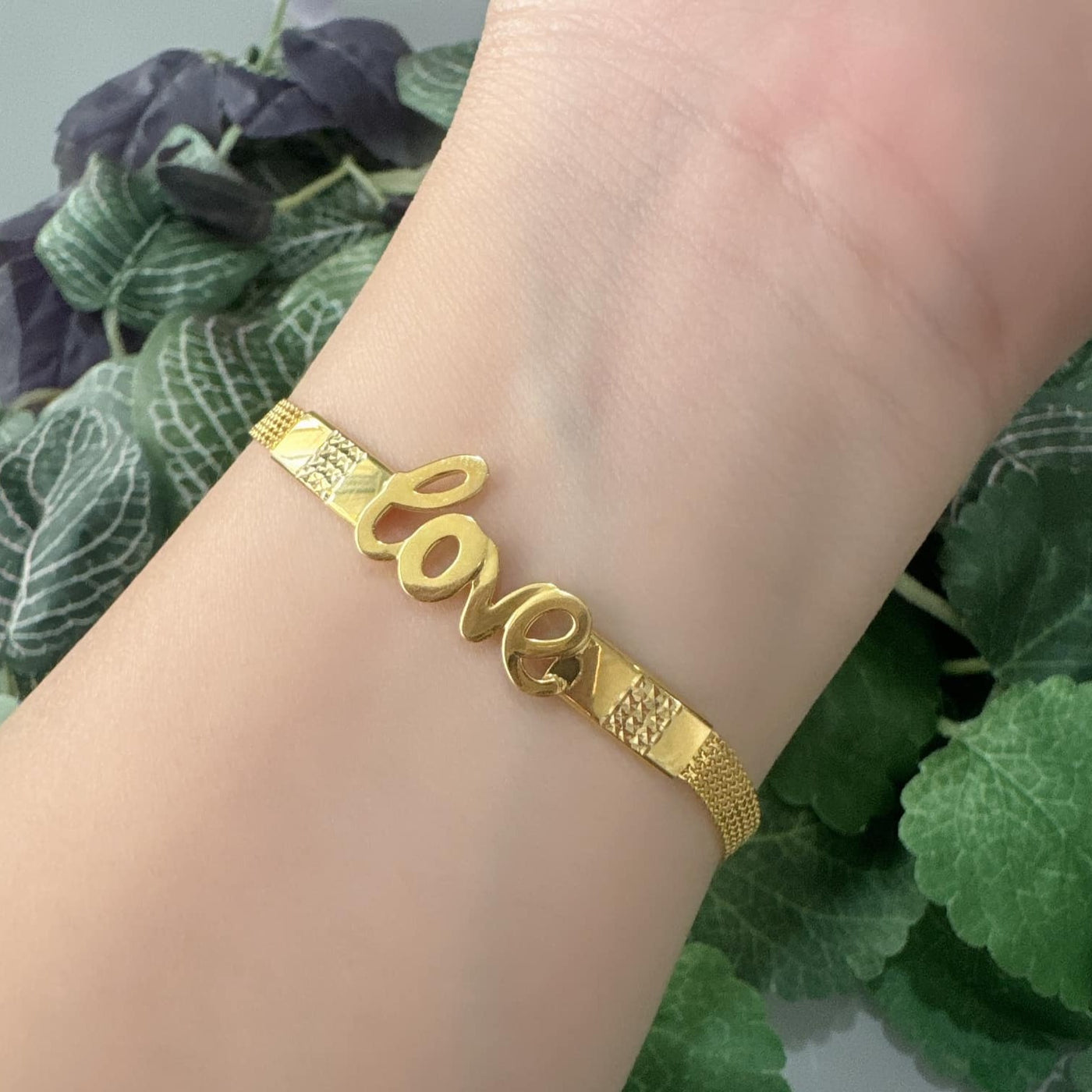 JEWELRY: 18k Saudi Gold Love Bracelet 4.68g