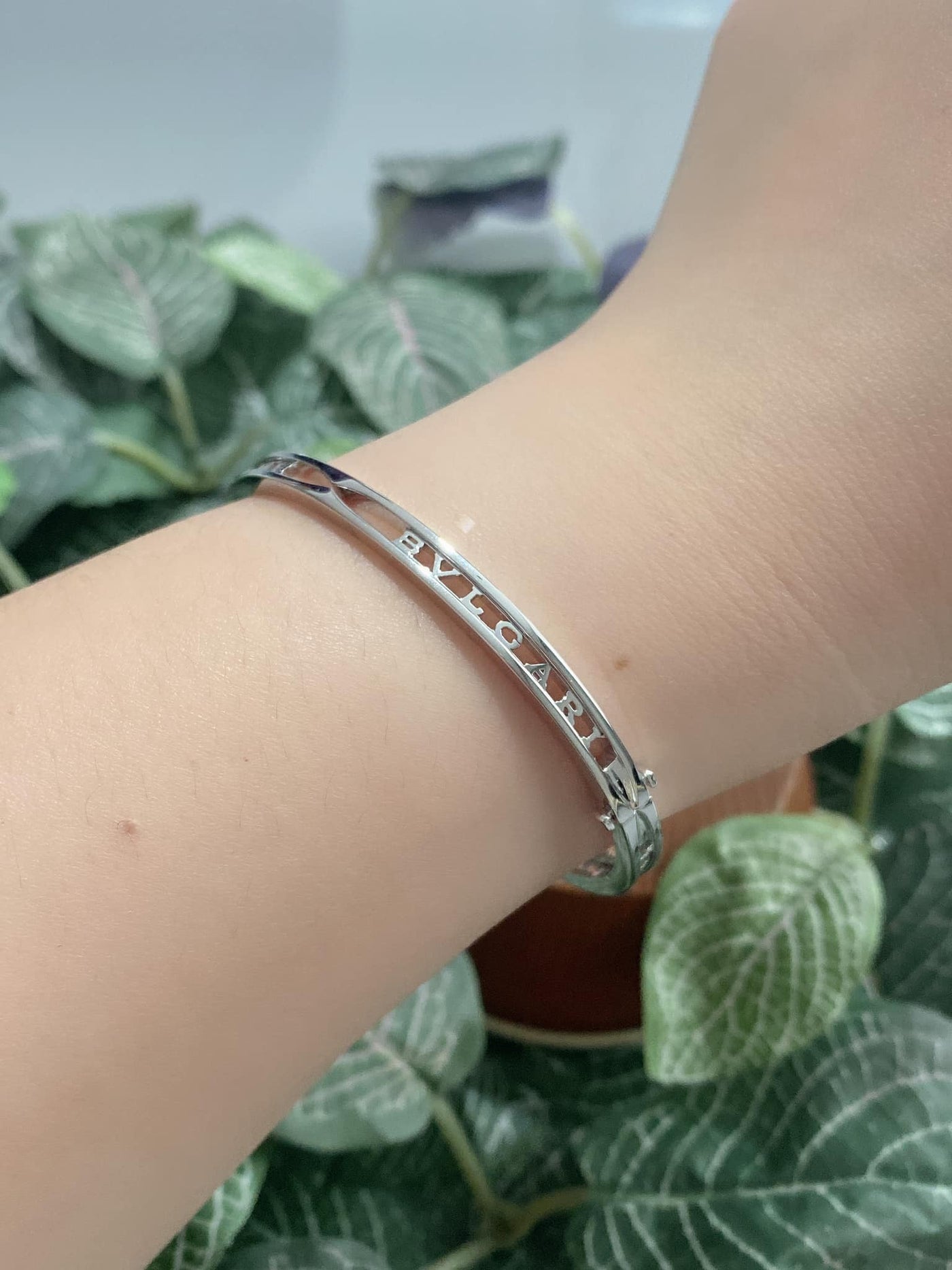 JEWELRY: 18k HK Setting B Logo Bangle 16.51g